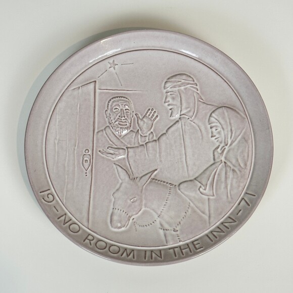 Vintage Frankoma Christmas White Wall Hanging Plate, No Room in the Inn 1971 - Picture 2 of 5